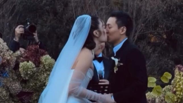 霍启仁婚礼现场：携泰国妻子敬酒载歌载舞，霍家集体亮相，霍启刚忙着录像