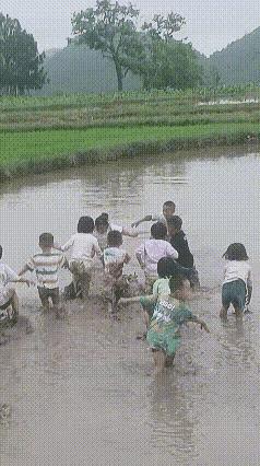 这个幼儿园组织六一儿童节目让这些小朋友玩的尽兴，也让他们终身难忘，虽然脏是脏了一