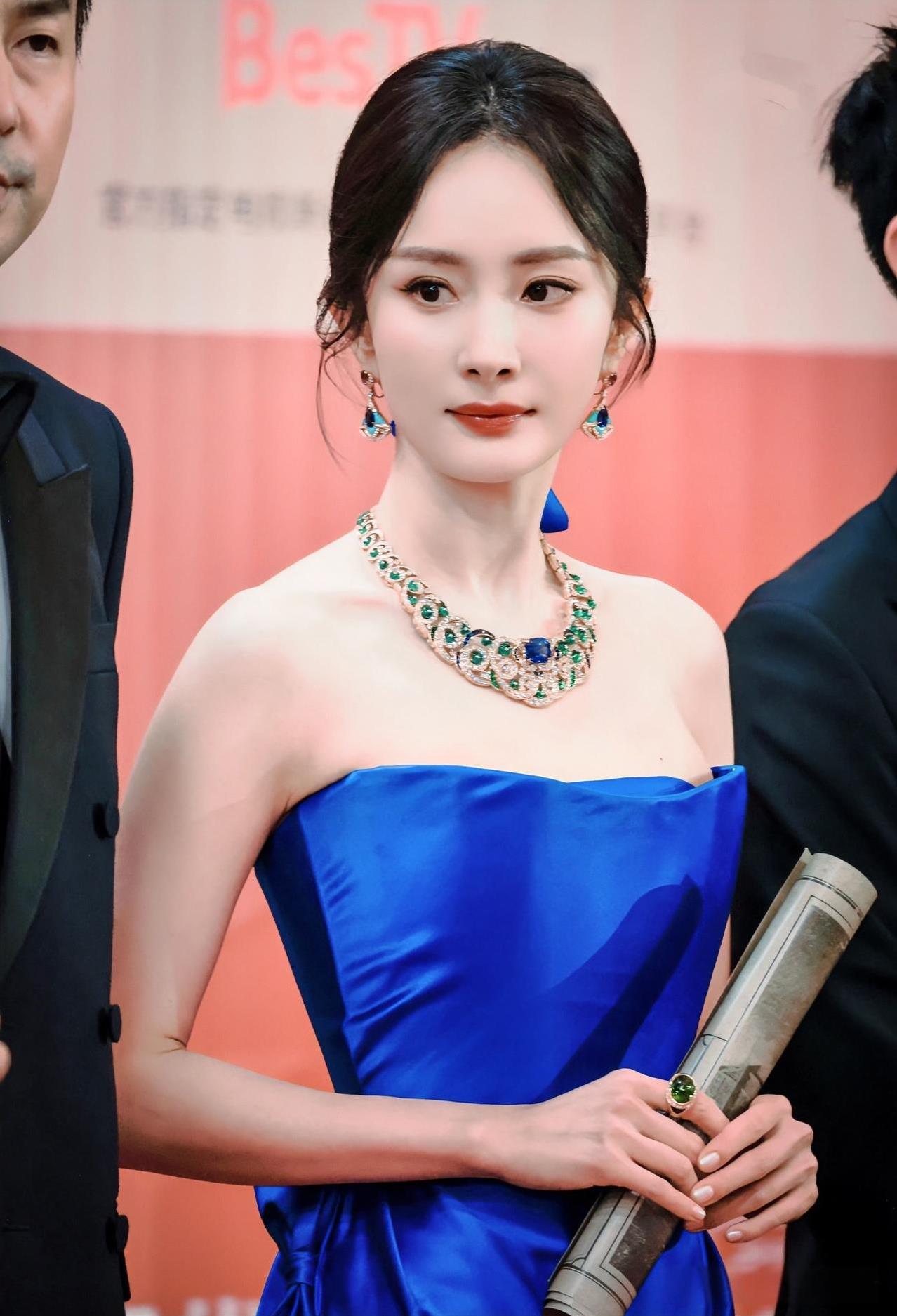 杨幂实在是让人佩服
要不说她混了娱乐圈这么多年呢
她是懂得怎么抓眼球，抓流量的，