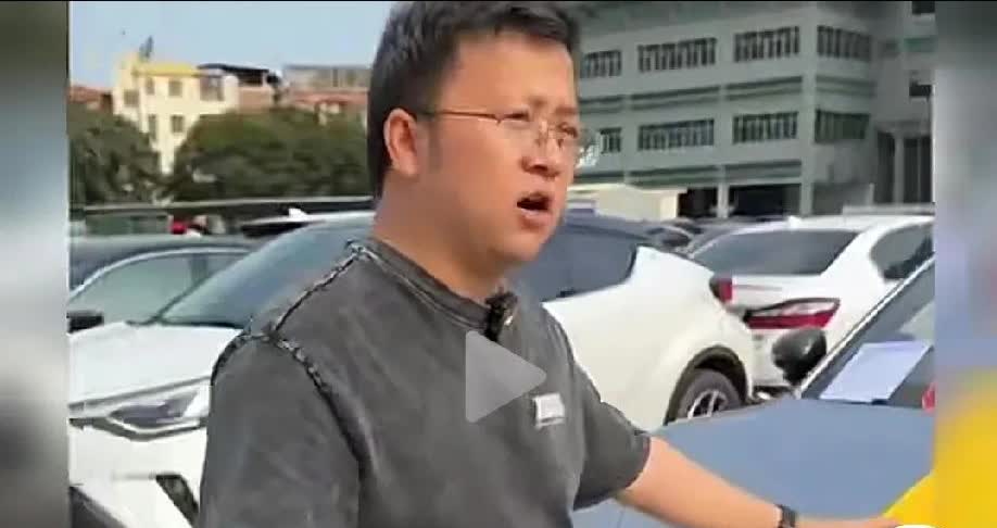 拐了，曾经宣传能上天能入地的小米SU7 ultra如今人设崩塌了，据称网上一片骂