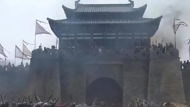 1402年，朱棣攻下南京城，眼见他策马直奔皇宫而去，有个人突然拦在了他面前说：“