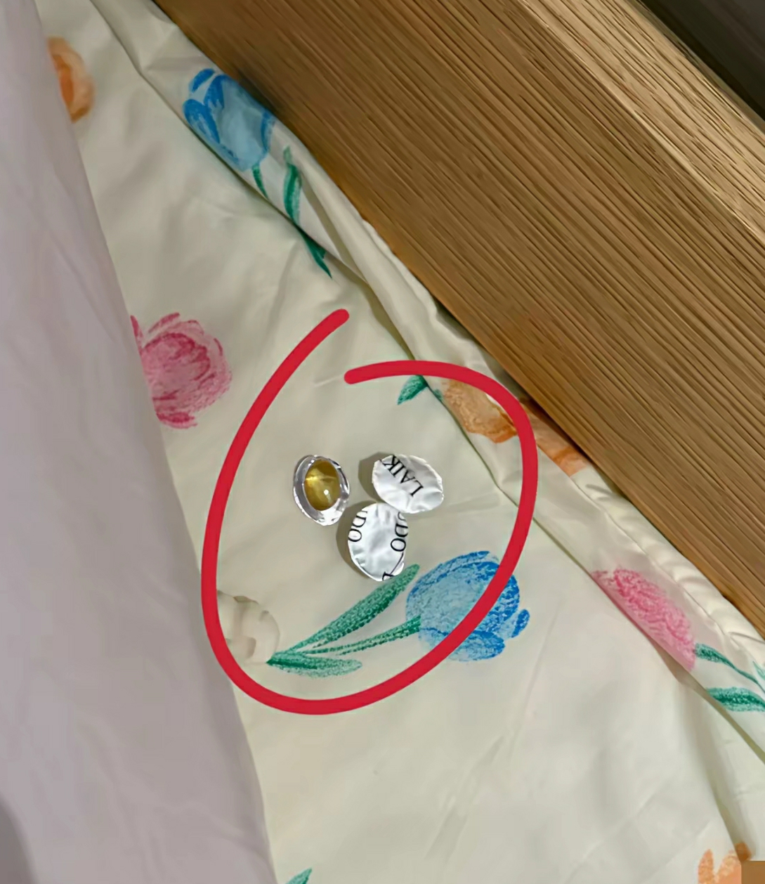 妹妹高考前在我家借住，今天收拾房间，在她之前枕过的枕头底下发现几个小胶囊样物件，