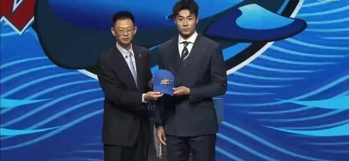 四川男篮的又一个神奇的操作！
自从前年四川男篮用榜眼选中了方佳晨，后者在CBA并