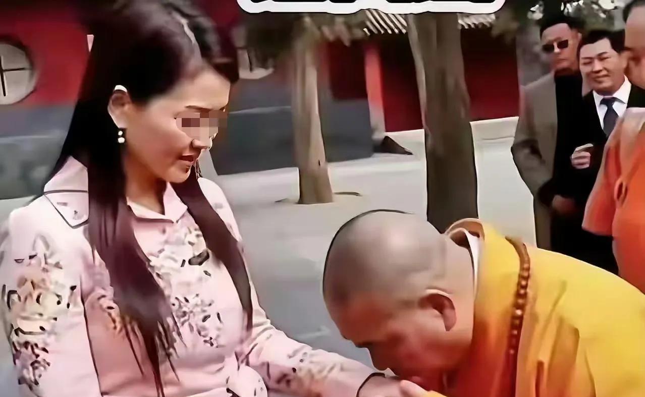 谁敢相信女主角是一个人，大和尚的吻手礼不伦不类，佛教里面没有吧，这两个人是认真的