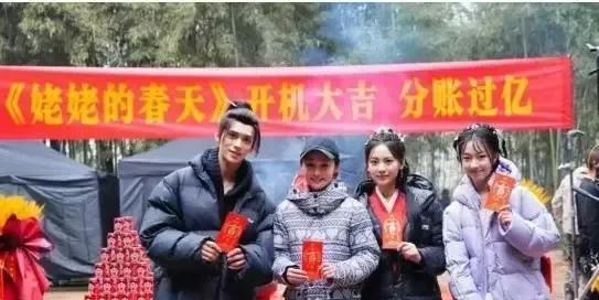 娱乐圈向来都是墙倒众人推。当年'周一见'的时候以为她完了，没想到人家触底反弹了。