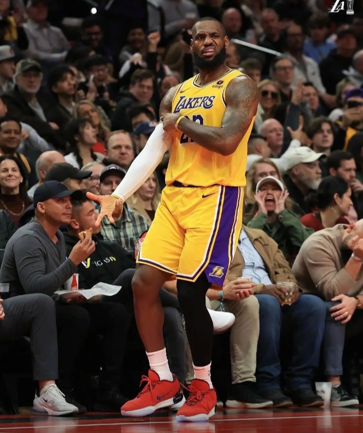 黑子就算了，真有湖人球迷喷詹姆斯的吗
詹姆斯上赛季季后赛打森林狼不卖力防守吗？进