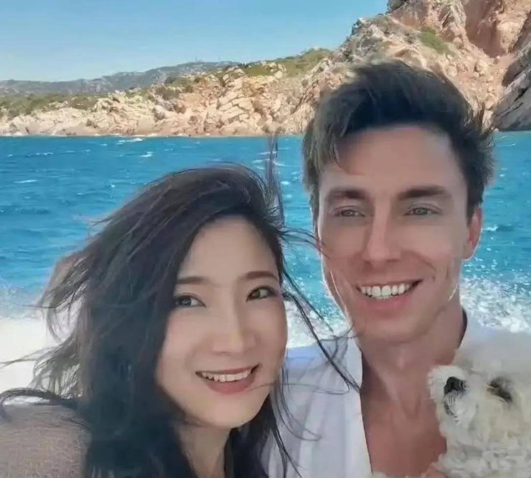 #陈赫前妻许婧秀恩爱# 陈赫前妻许婧晒与老公意大利度假合照秀恩爱。许婧老公看上年