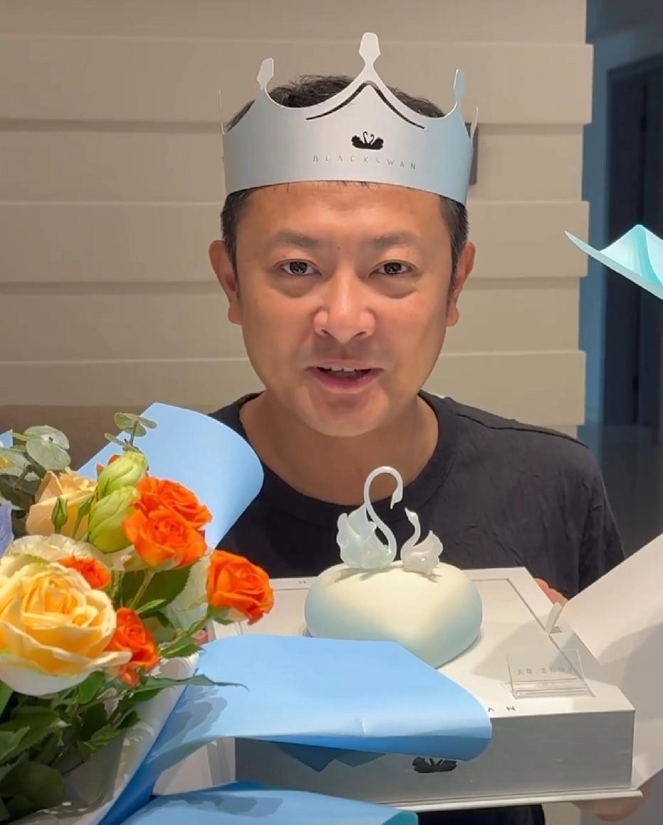 小天哥生日快乐呀！平时看他跳《站在草原望北京》的舞蹈，那魔性的动作可太让人印象深