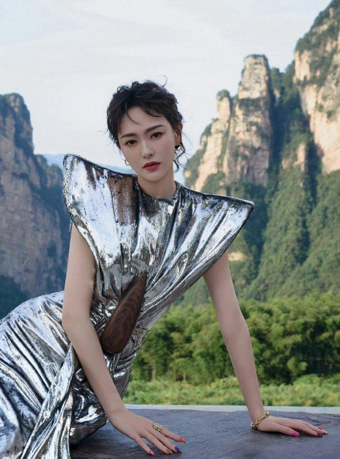 唐嫣造型师凭“赛博竹林大片”惊艳全网！未来美学与东方意境碰撞出史诗级视觉盛宴
当