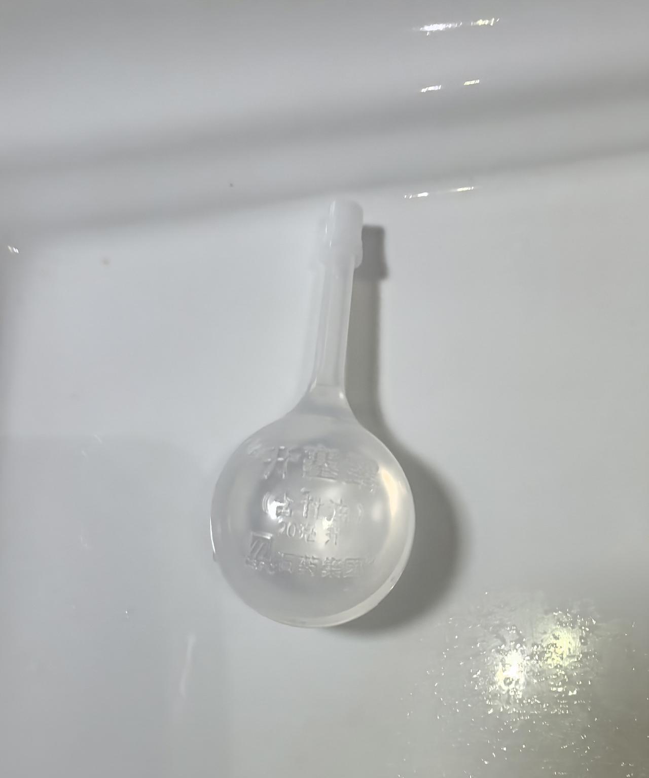 告诉大家一个简单又实效的美容方法：用桶装水洗脸，滴几滴开塞露，保你的皮肤滑嫩没有