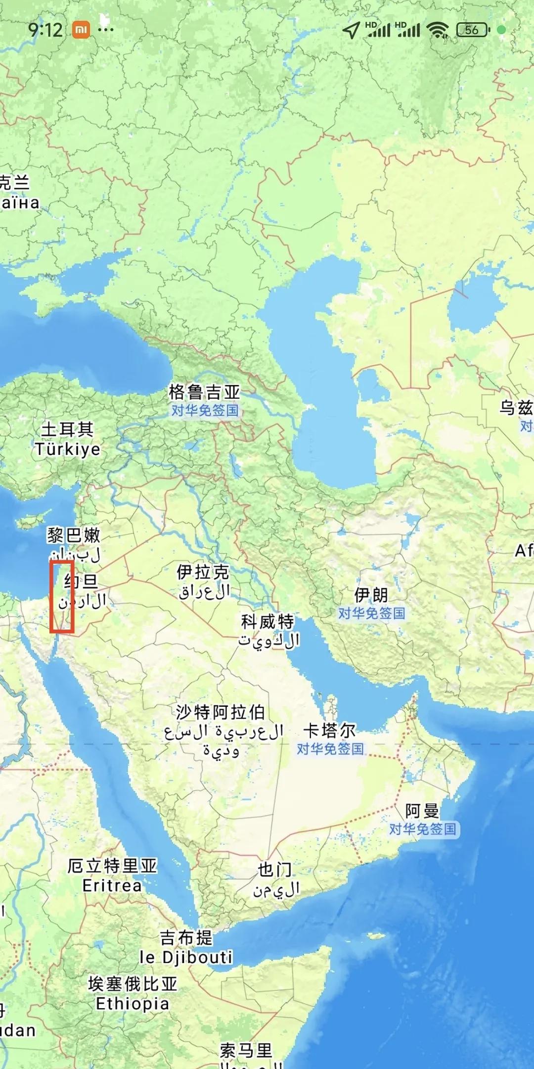 这个小红圈里的是以色列，面积还没有伊朗一个市大，以色列人口不足伊朗的十分之一，面
