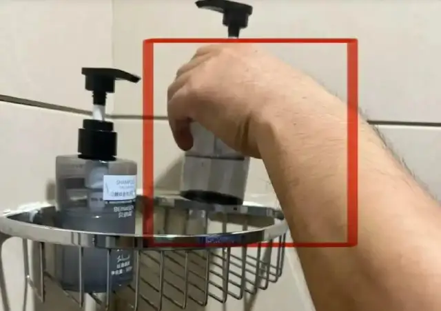 湖南长沙，一家酒店住客称，在酒店的浴室间发现了一个小孔，疑似装置了两枚针孔摄像头