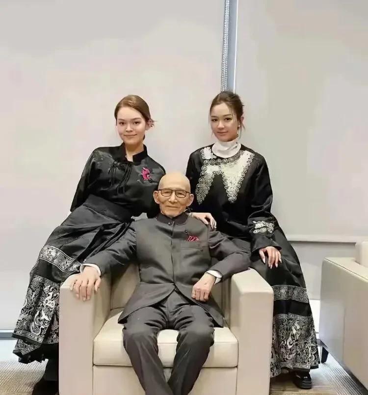 游本昌和他的两个孙女合影。
上海滑稽演员游本昌老先生，年轻时候的演技一般（夸张做