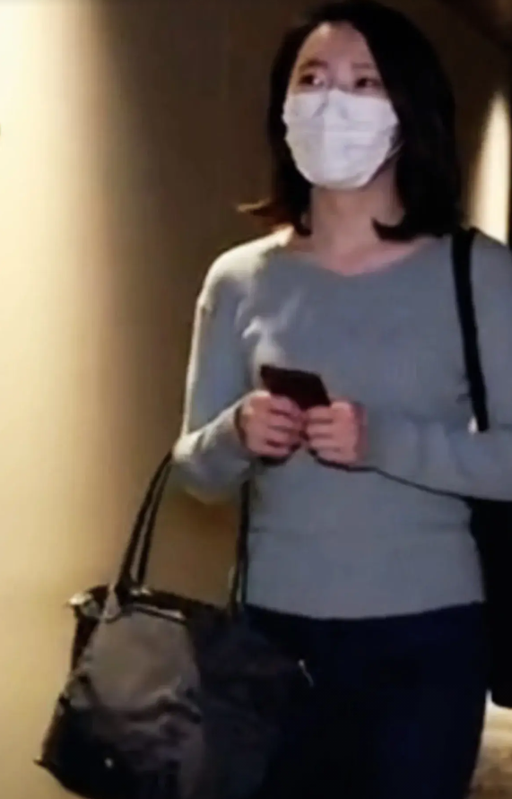 据王女士反映，8月4号他入住河南濮阳一家酒店时，遭遇惊魂一幕。当天入住后，由于天