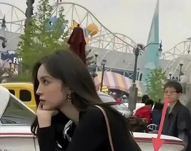 不得不说娜扎实在太潮了