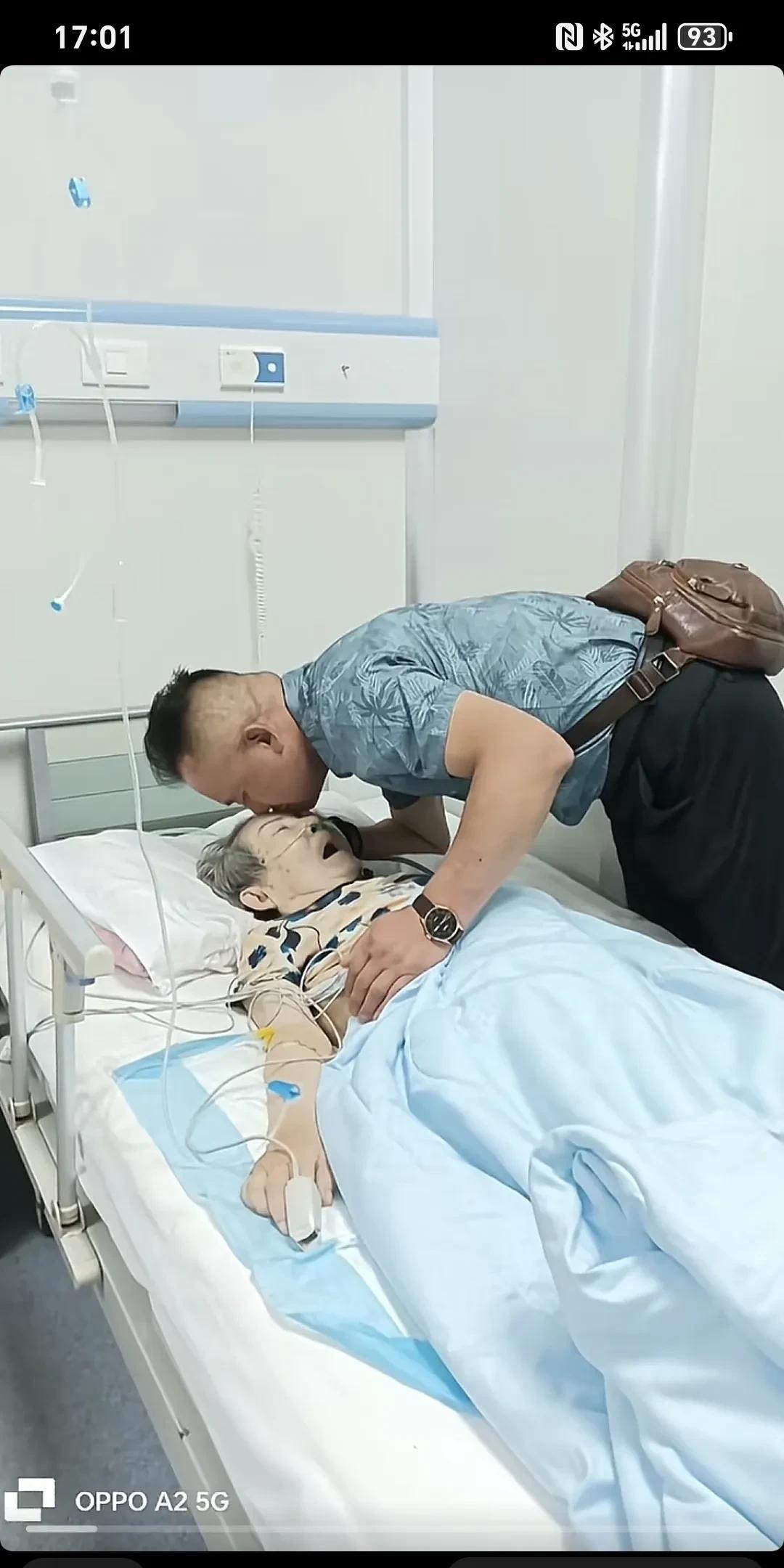 妈妈临终前儿子哭着亲吻着妈妈的额头，抚摸着妈妈头发，脸颊，拉着妈妈的手是多么的不