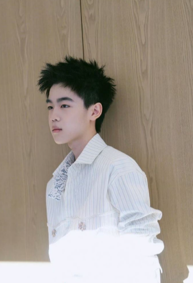 韩昊霖的表演将小安德烈的层次清晰剥开，从初始的“率真”到令人好奇的“奇怪”，再到