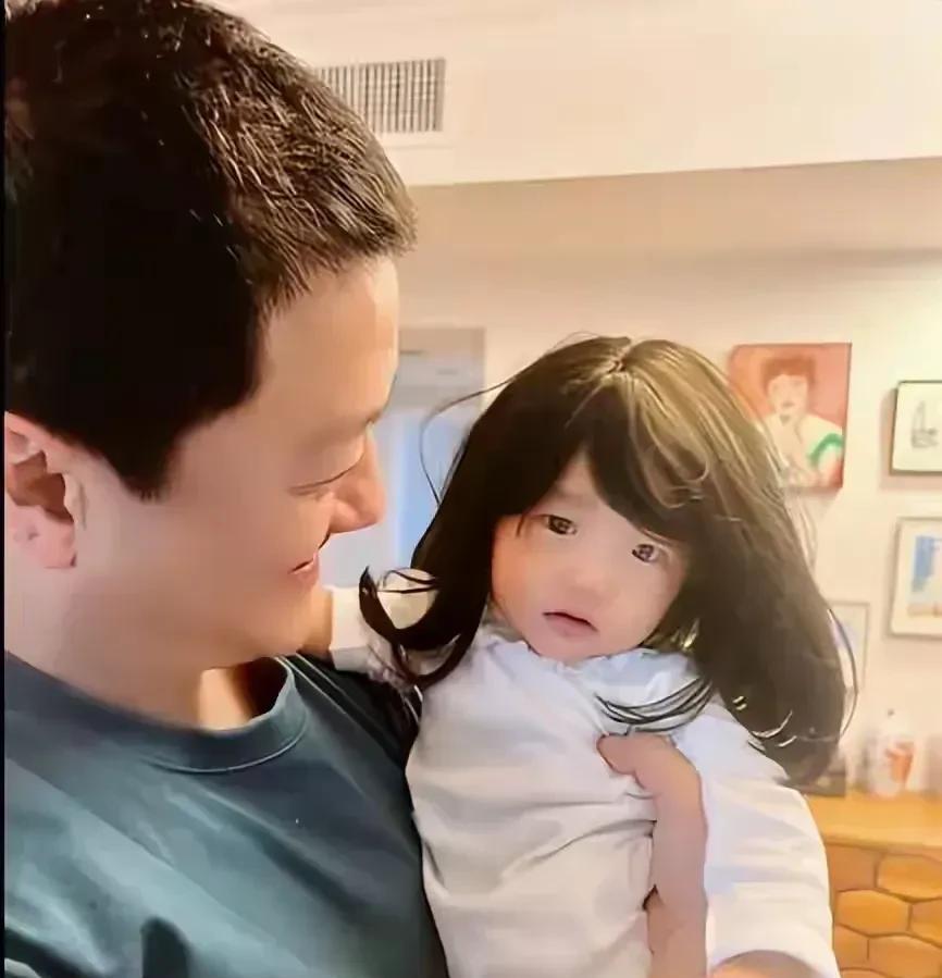 李亚鹏的幼女李夏，已经有3岁了，和19岁的姐姐李嫣长得蛮像的，两姐妹都长得像爸爸