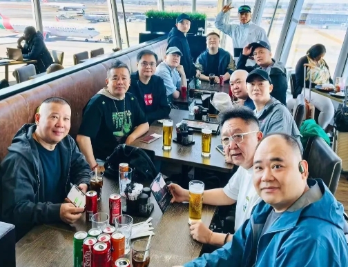 简单粗暴，从北京德云社合影，就能看出来孰轻孰重。

随着南非约翰内斯堡公演结束，
