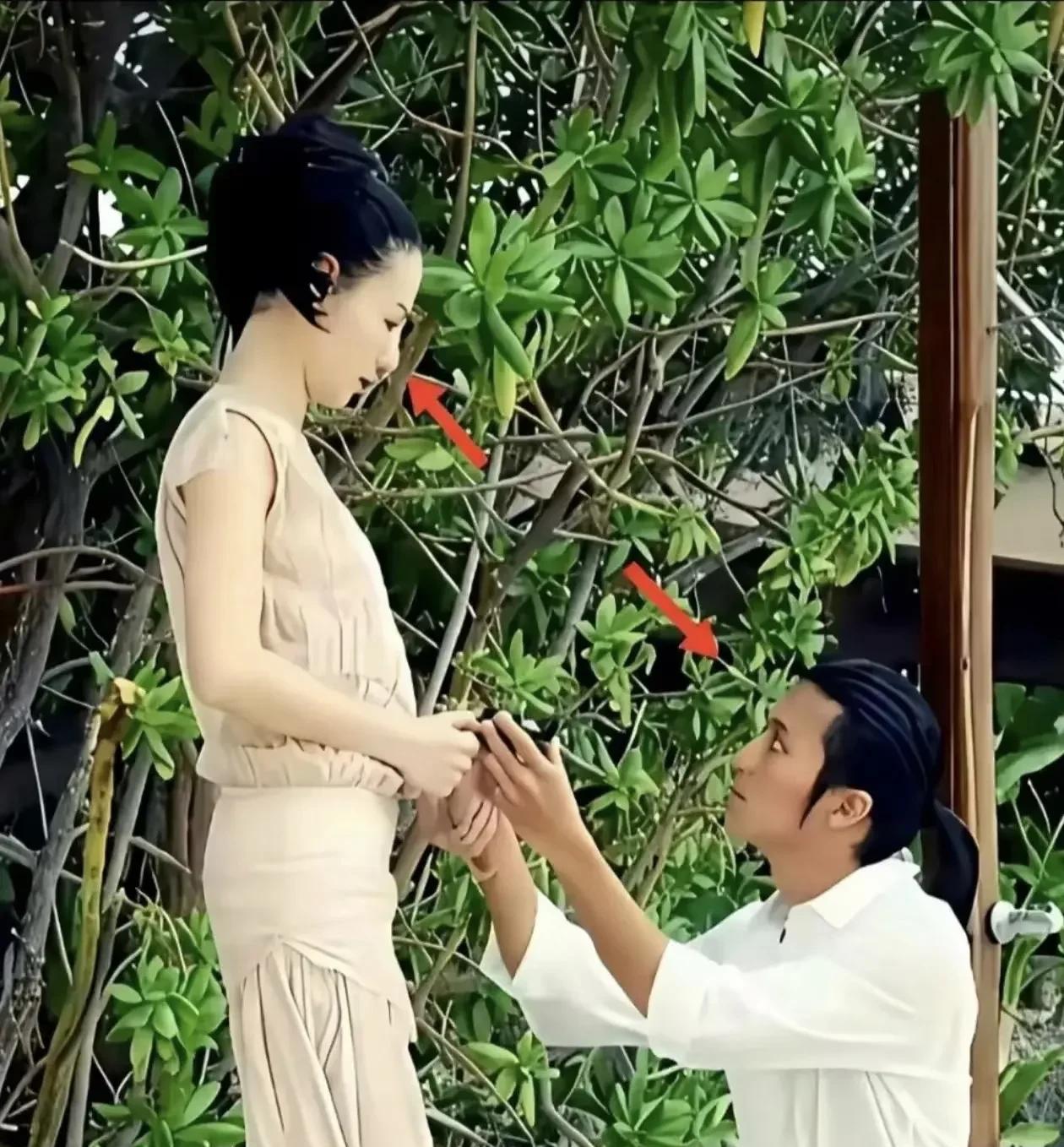 当时谢霆锋的求婚戒指装在一个胶卷盒里，混在了几百个胶卷盒里。
所以谢霆锋和助理不
