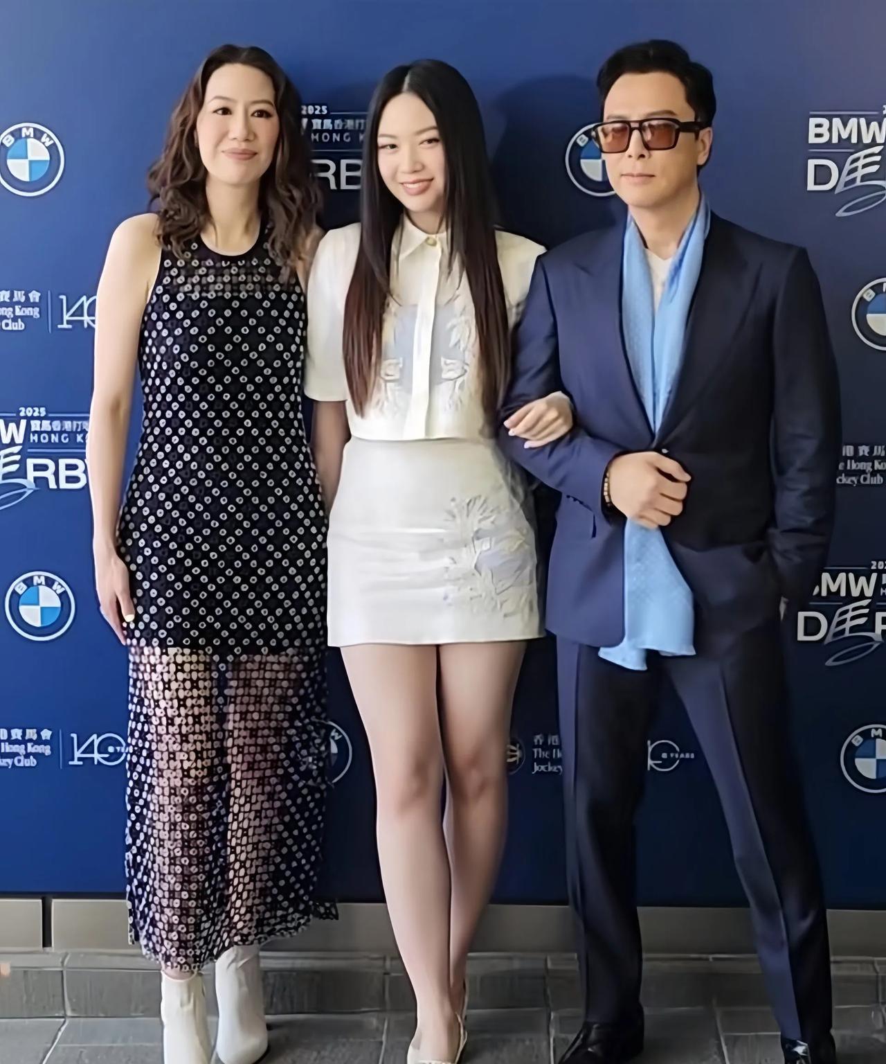 甄子丹与妻子汪诗诗、女儿共同出席活动，三人同框画面温馨。夫妻状态极佳，女儿气质优