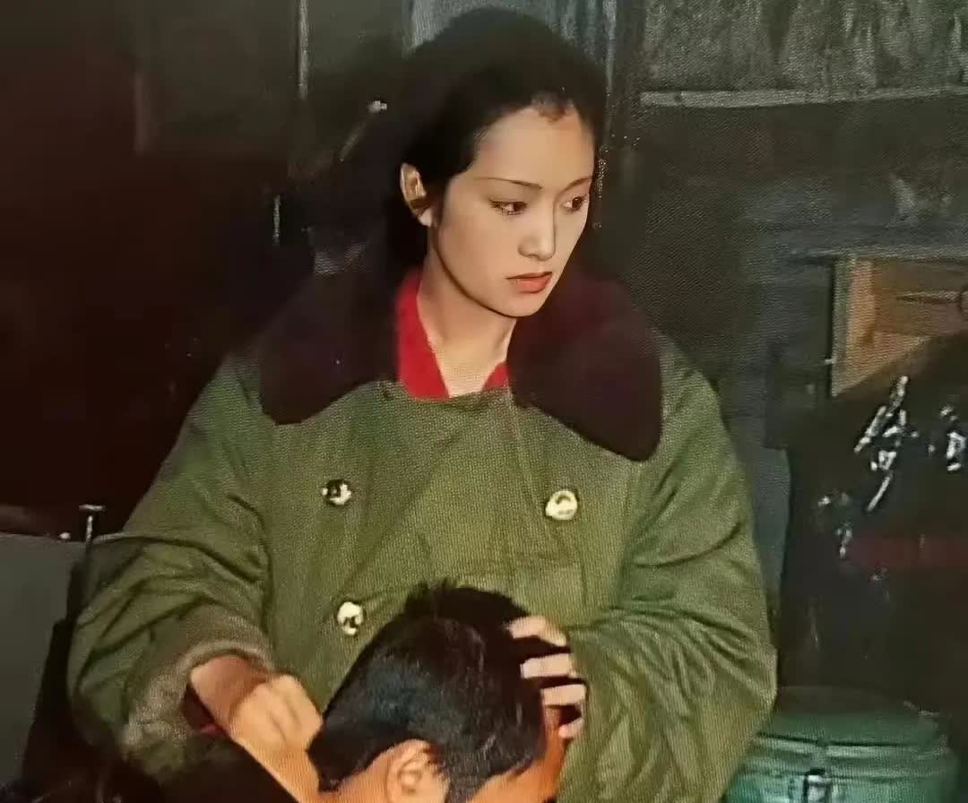 1987年拍摄《红高粱》期间，22岁巩俐和导演张艺谋好上了，成为当时家喻户晓的娱