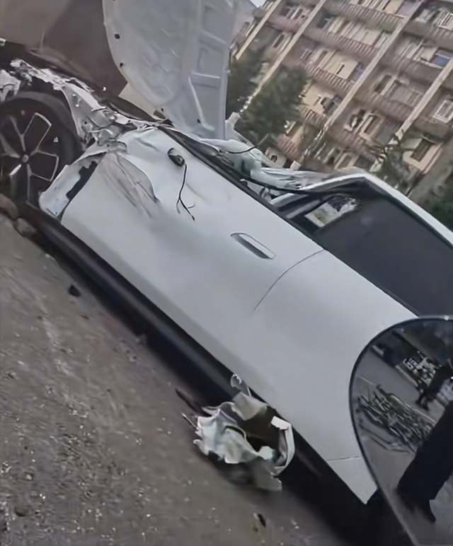 车还没上牌
网上的车友过度吹出神话，
车肯定是好车，但是对于安全来说真的不能过度