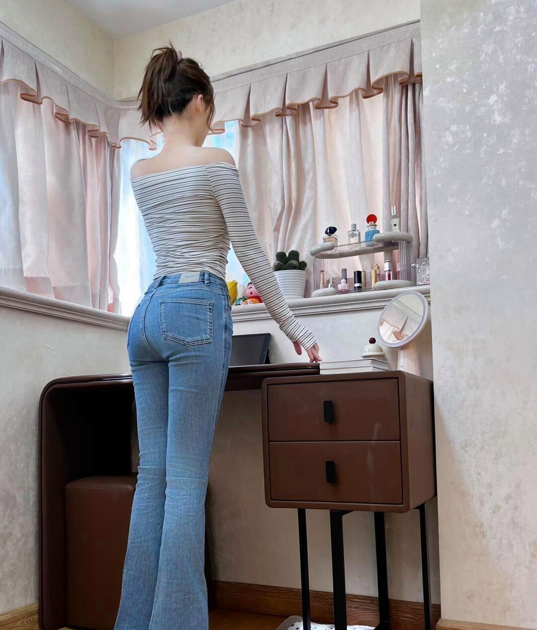 "刚整理完我的衣橱，发现这条牛仔裤又显瘦又百搭！