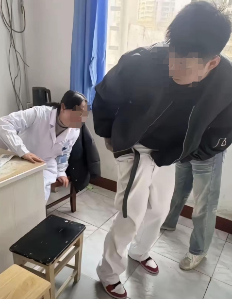 这是看啥呢这么开心