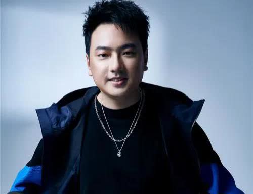 被前妻曝光家暴出轨的海来阿木，如今事业依旧红火，频繁亮相综艺与晚会，家庭生活看似