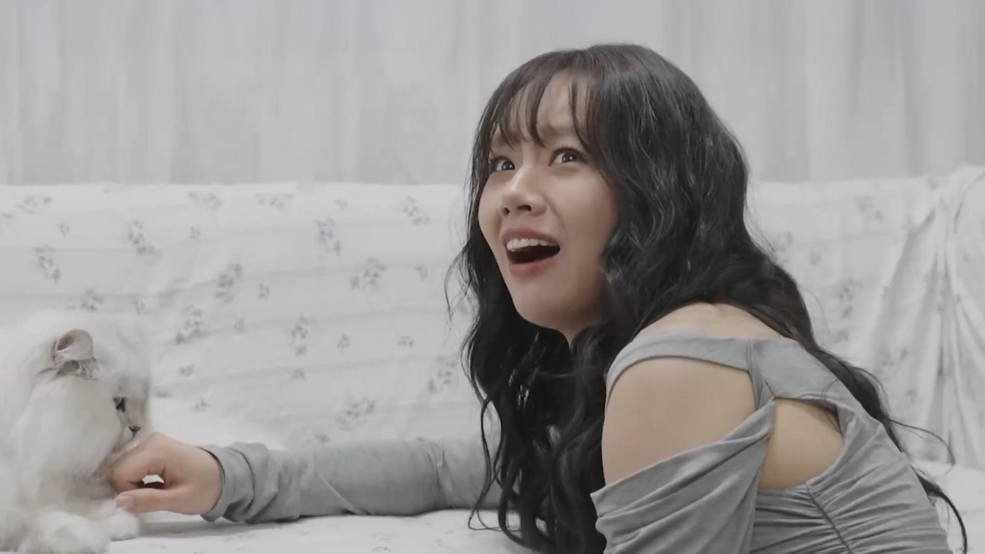 韩国明星李惠利到上海旅游，遇到一只会撒娇的猫咪，惊得合不上嘴！
李惠利在上海录制