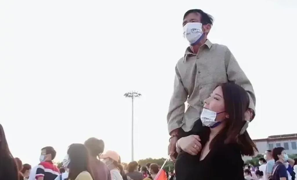 1997年，50岁老光棍，捡回1女婴，靠拾破烂把她养大，谁知，养女竟怒吼：“穷为