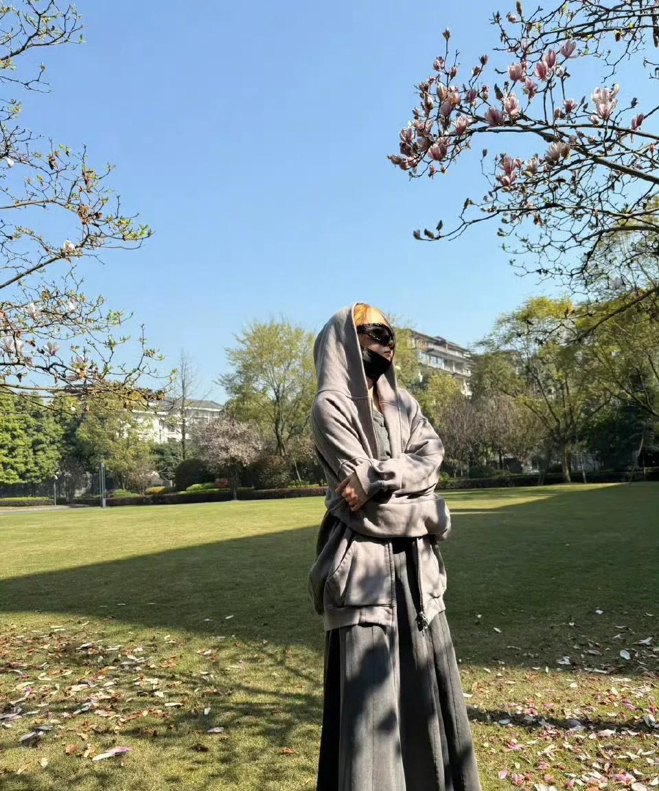 久违的紫啧和春天一起来啦～ 剧组日常look松弛感拉满