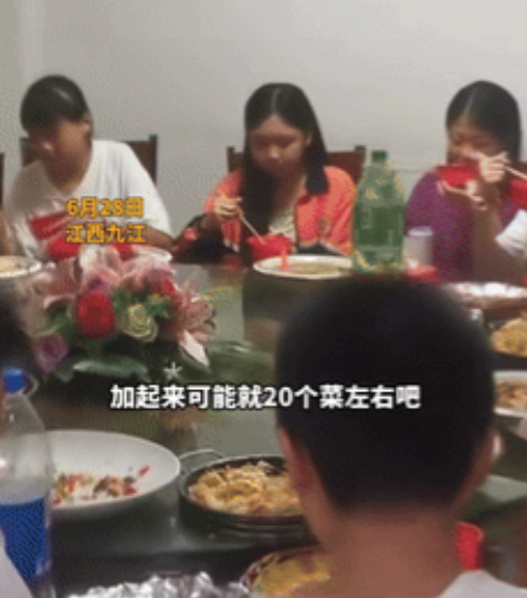 “太感动了！”6月28日，江西九江一家饭店内，21名小学生在临别前向一位女老板深