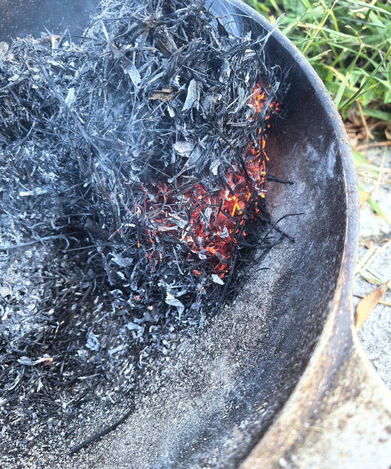 清晨自己制作钾肥，30分钟时间完成。烧点草木灰十分简单，河边收点杂草，用一废弃炒