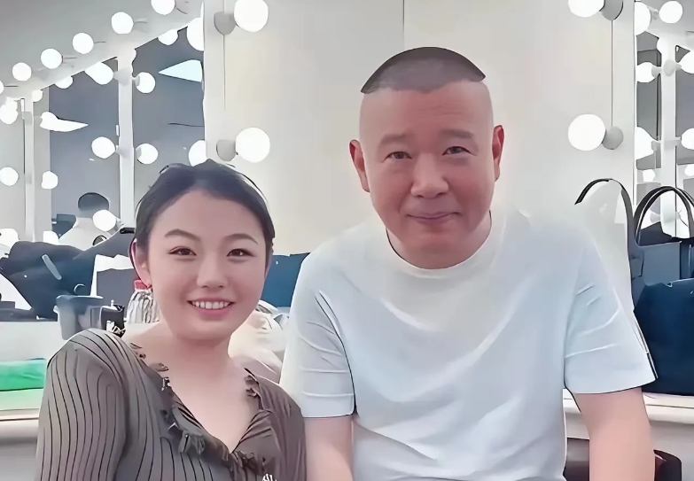 师徒如父子，赵芸一在《德云斗笑社》拍摄期间亲切的叫郭德纲为“郭爸”引发争议。
这