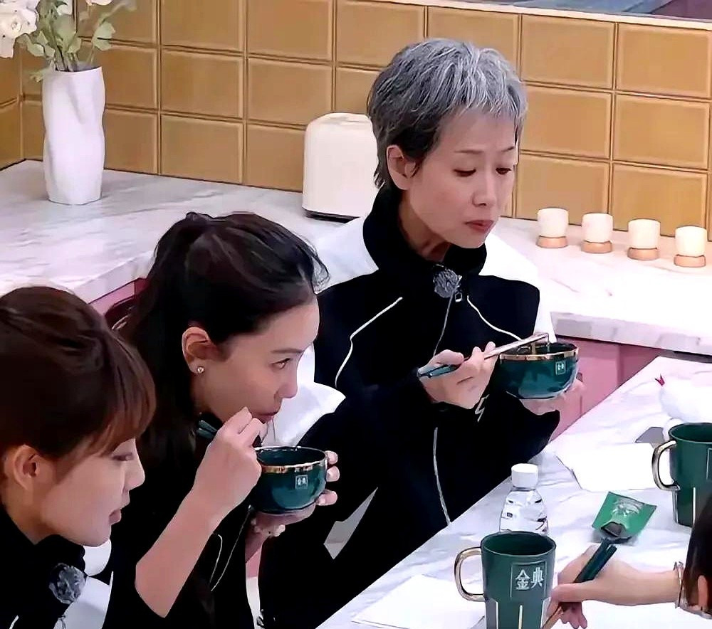 叶童吃青菜上热搜











太难以置信了！女明星叶童上综艺节目，别人