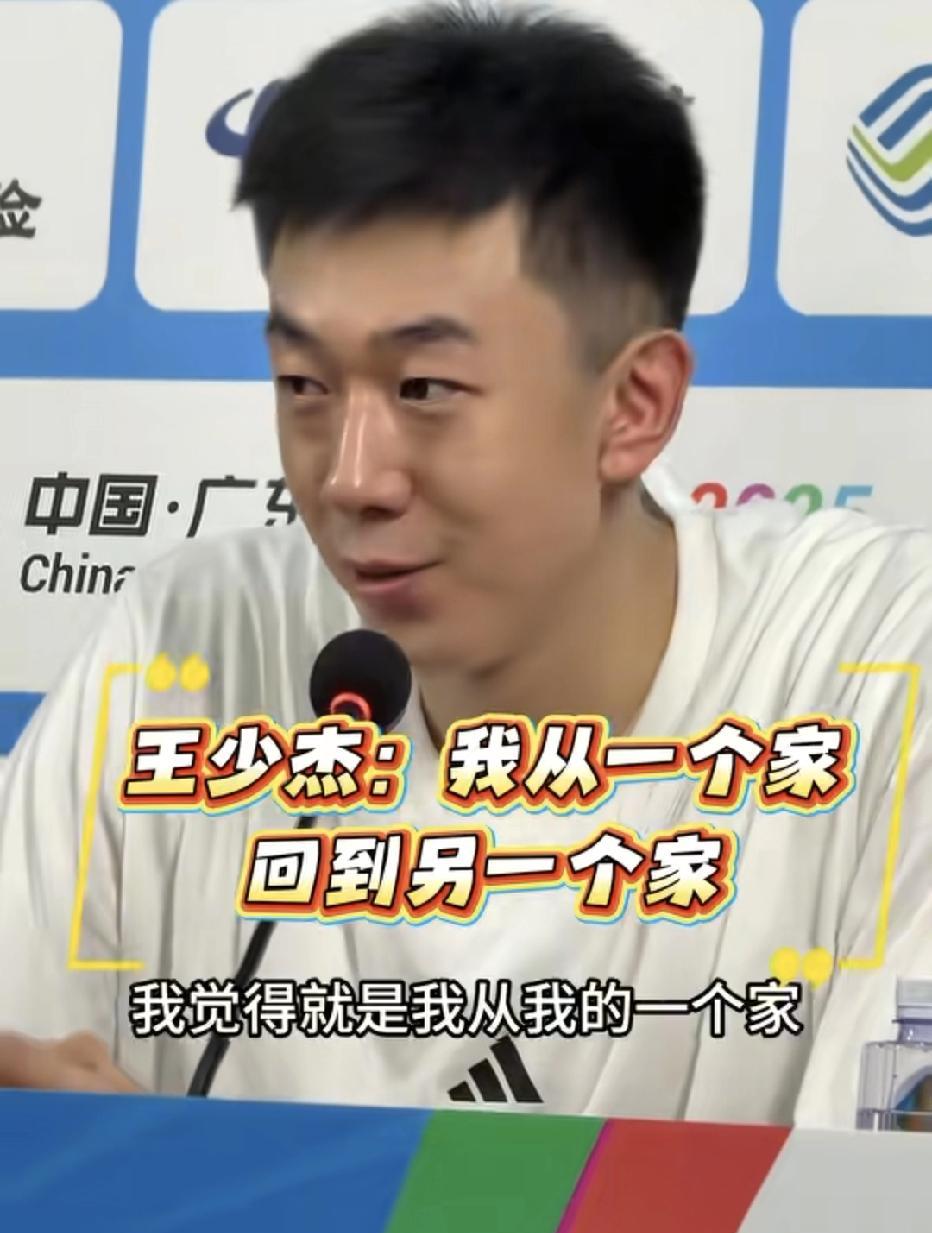 王少杰在北京全运会男篮成了绝对大腿，场均可以贡献15分。这跟这个夏天跟广东队一起