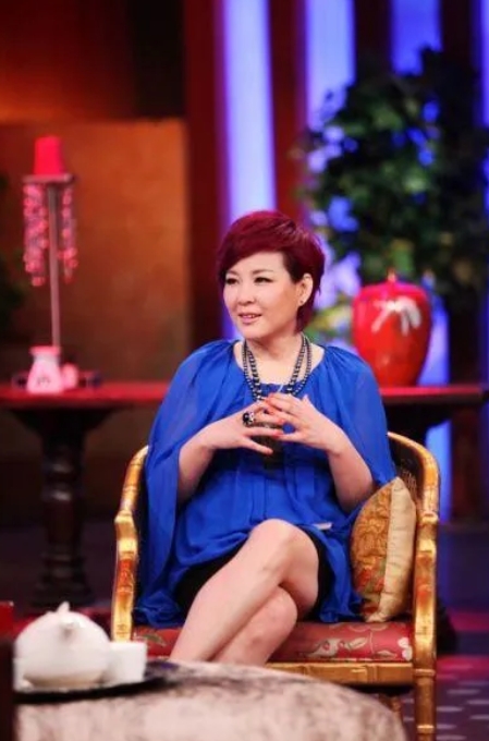 有一次，李静盛装参加活动，刚结束有一个姑娘跑过来说：”静姐，首饰。“李静只好听话