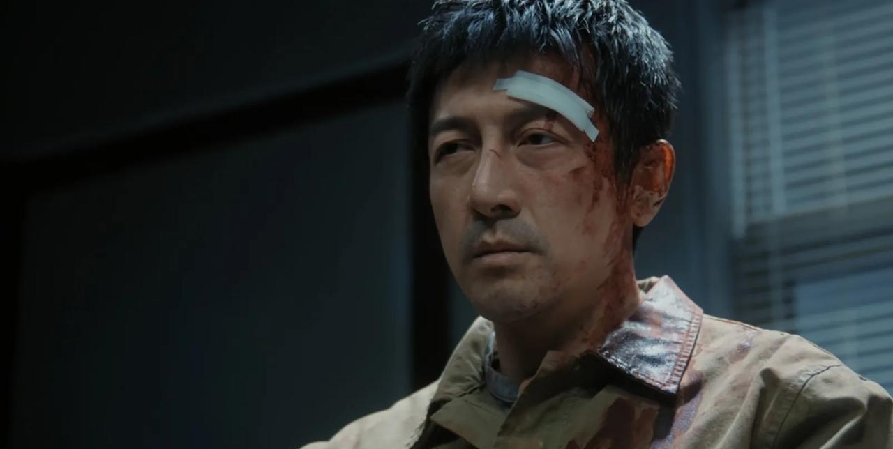 《正当防卫》真的太烧脑了！首播3集，就留下了六个钩子！
1、十四年前的校园防卫过