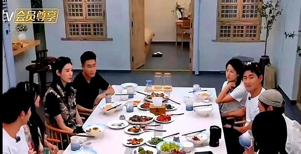 奚梦瑶问周一围喜欢儿子还是女儿，周一围脱口而出“女儿”。

朱丹赶紧凑过去提