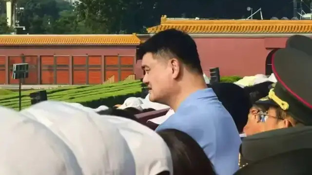 九三阅兵现姚明身影：卸下篮协重担后，他的笑容多了许多
