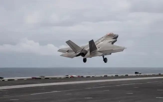 恐慌！5月18日，美国杂志报道，胡塞武装的地对空导弹险些击中一架美军F-35战机