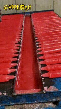 批量制作蜡烛：玩很多个孔的模具里面，倒入蜡烛液体，凝固了之后，取出来就变成了一个