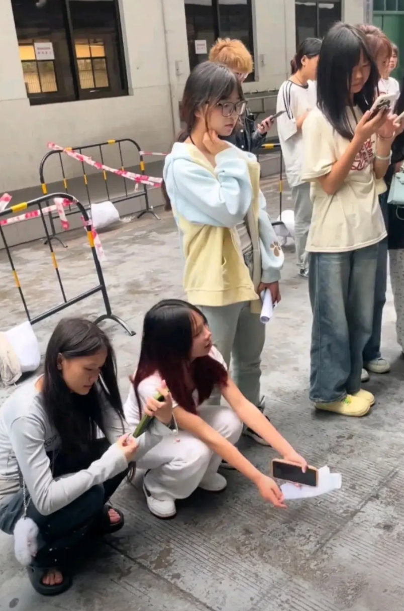 刚进厂等待分配工作的妹子们。