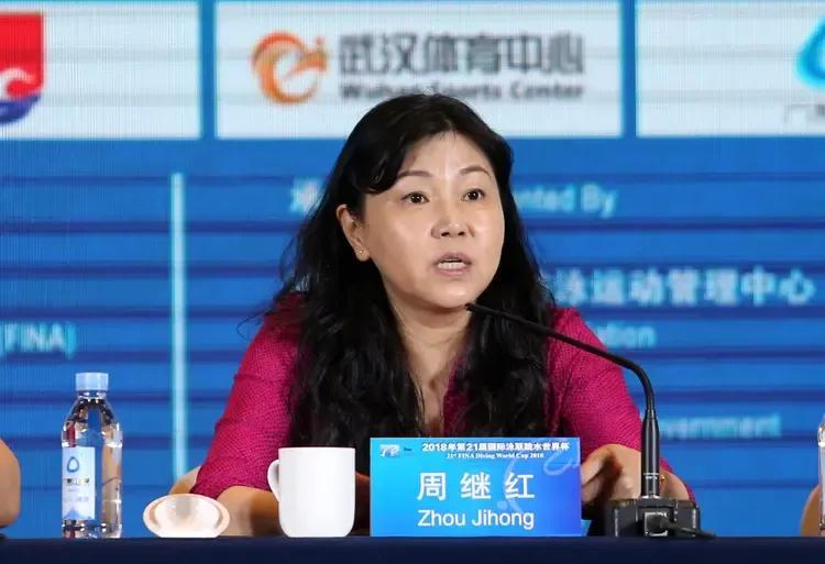针对周继红出任国家跳水队总教练的事，网友们议论纷纷。
一是觉得她年纪实在是大了，
