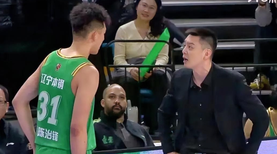 就想问问杨鸣，俱乐部杯赛对阵江苏队都不敢大胆使用张陈志峰吗？为什么还是重用老将李