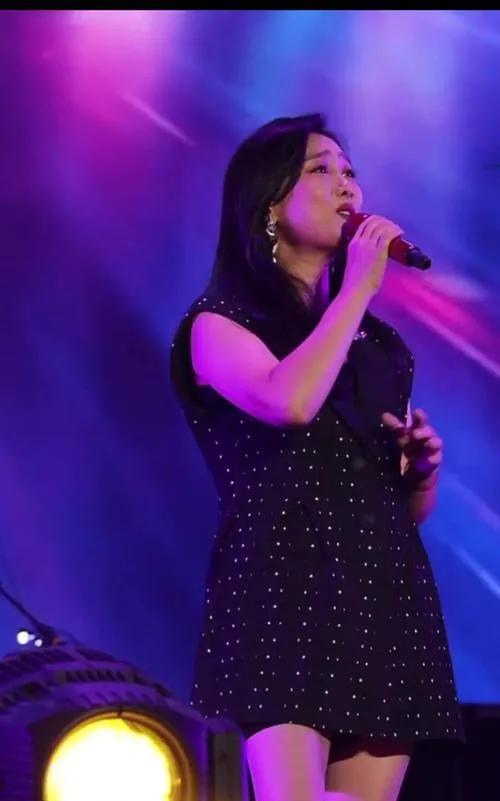 玲花演唱会忘词引发热议，粉丝调侃“乱唱”却显互动温情。舞台失误意外暴露真性情，歌