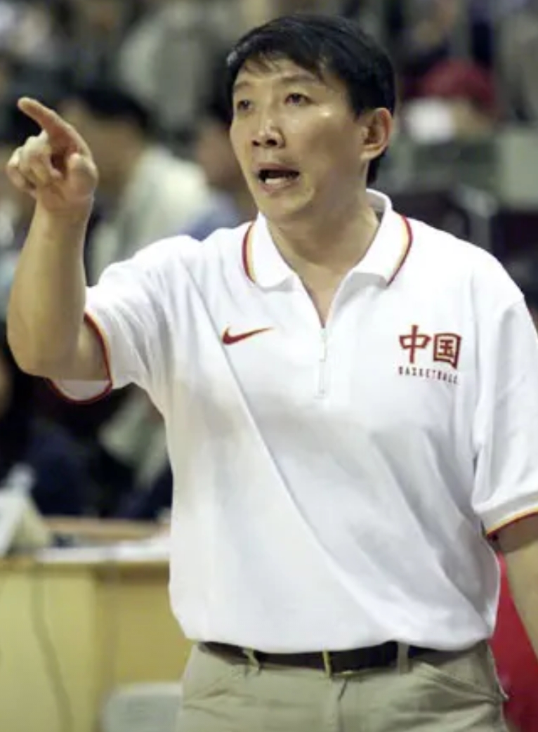 中国女篮亚洲杯拿了第三名，输给日本后宫鲁鸣压力山大。
前队员隋菲菲抱着68岁还辛