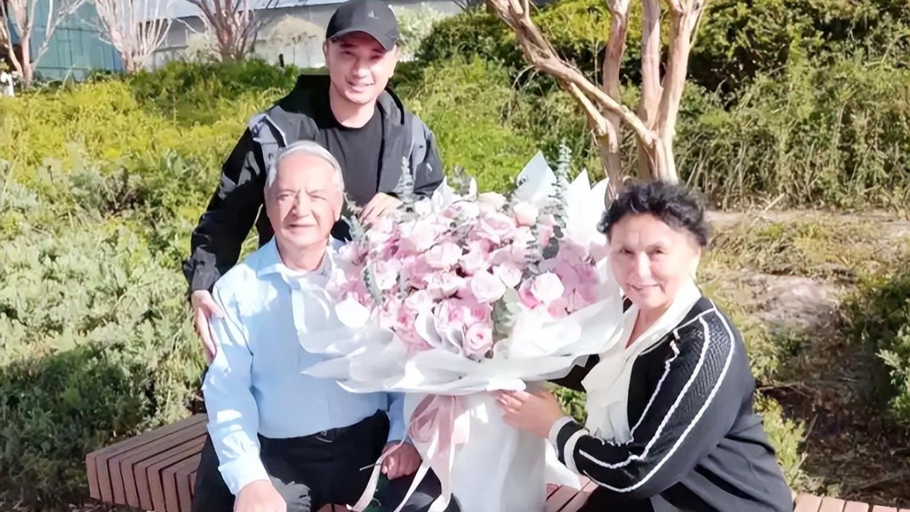 42岁小尼现状：离婚3年，不恋不婚，热衷健身、带父母出游